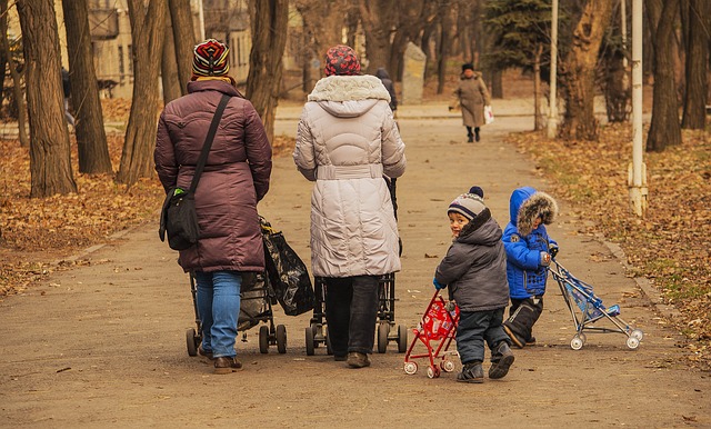 procházka s dětmi v parku 